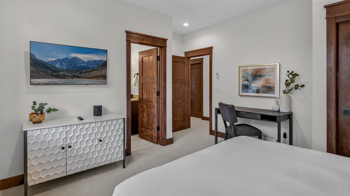 Bedroom 4, Lower Level - Queen suite