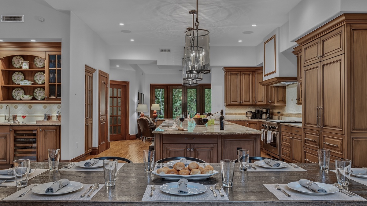 Dining Area, Main Level, Looking into kitchen