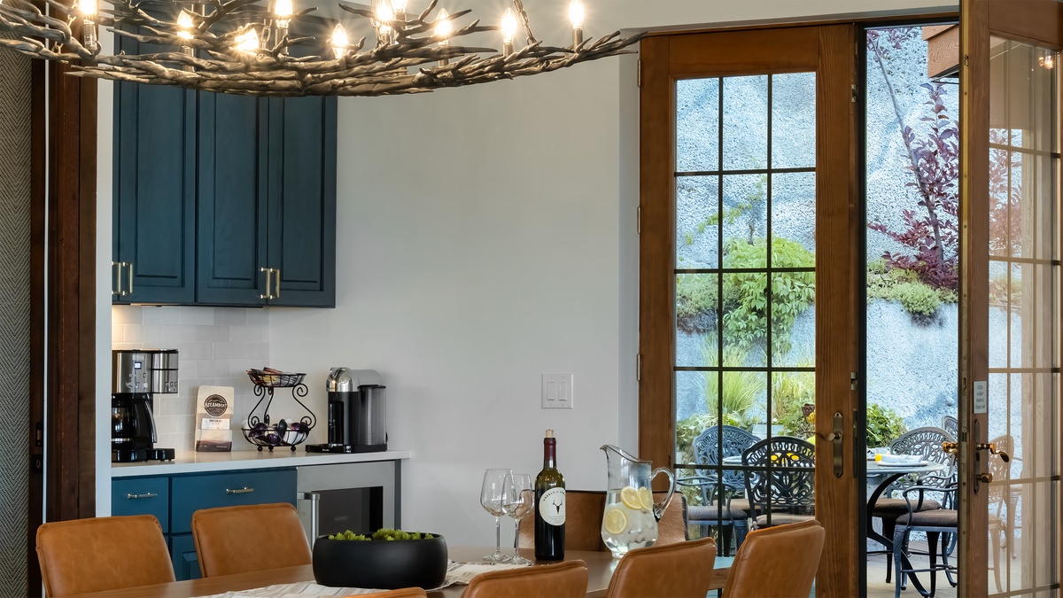 Dining to outdoor patio