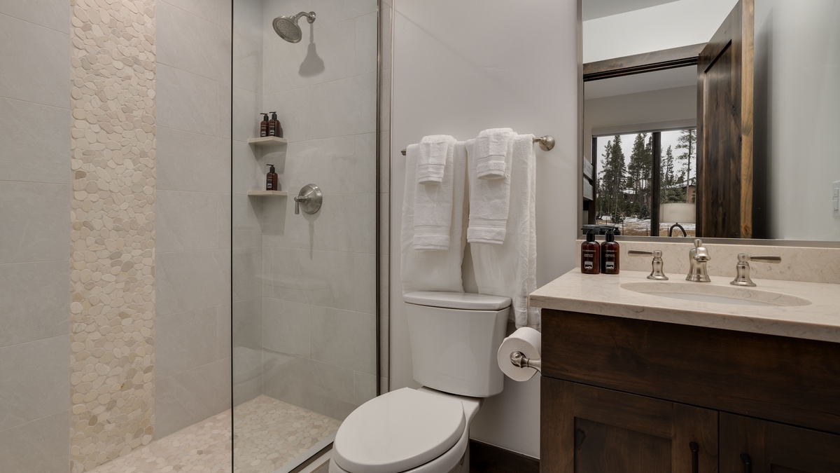 Bedroom 4, Lower Level - Ensuite for the bunk bedroom on the lower level