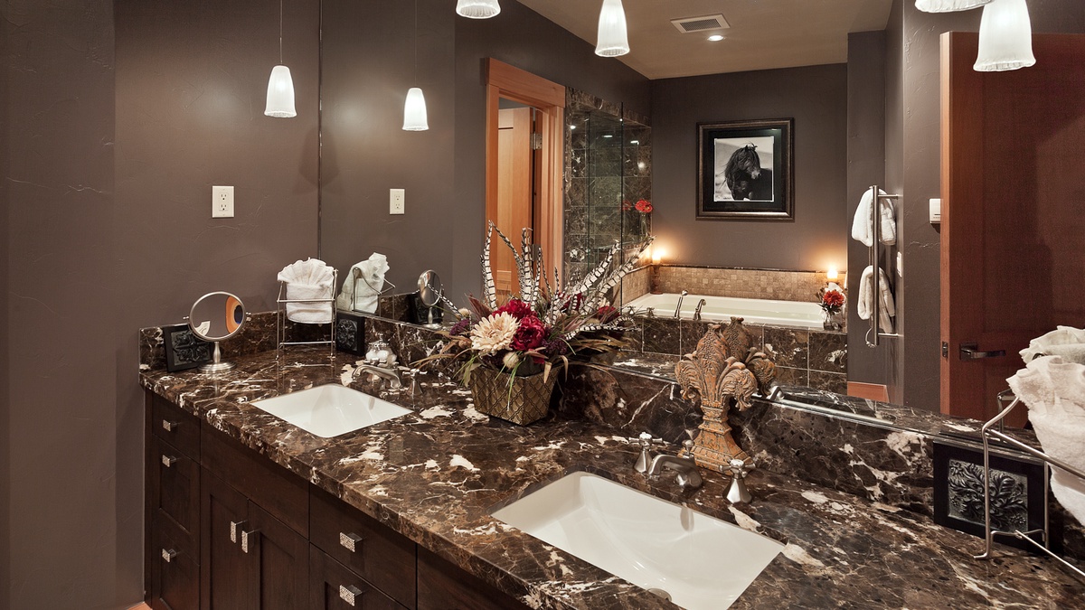 Sunshine Peak ensuite