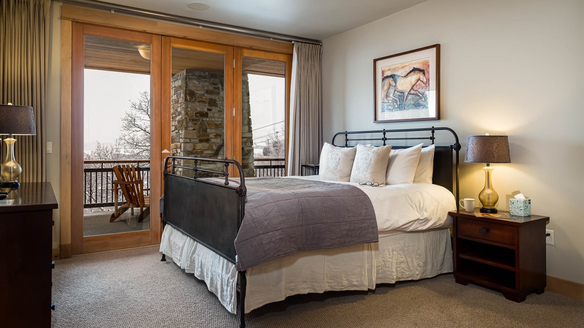 Bedroom 5, Lower Level - Queen suite