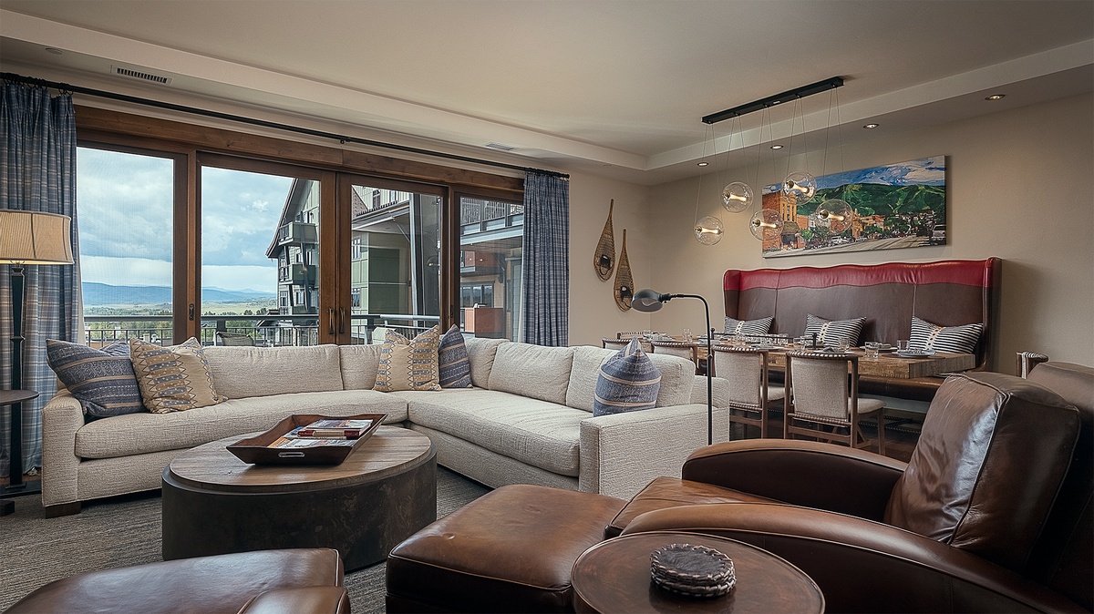 Great Room, Main Level - Seating area with mountain views