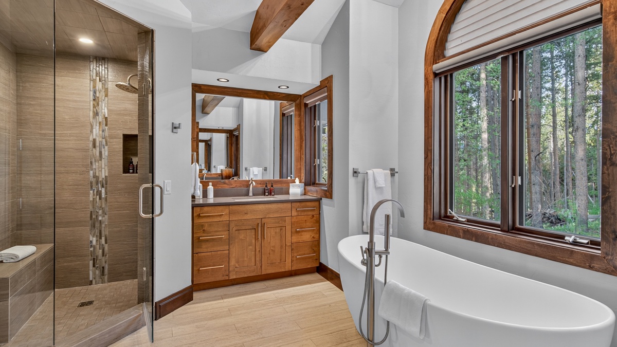 Bedroom 1, Main Level - Primary ensuite