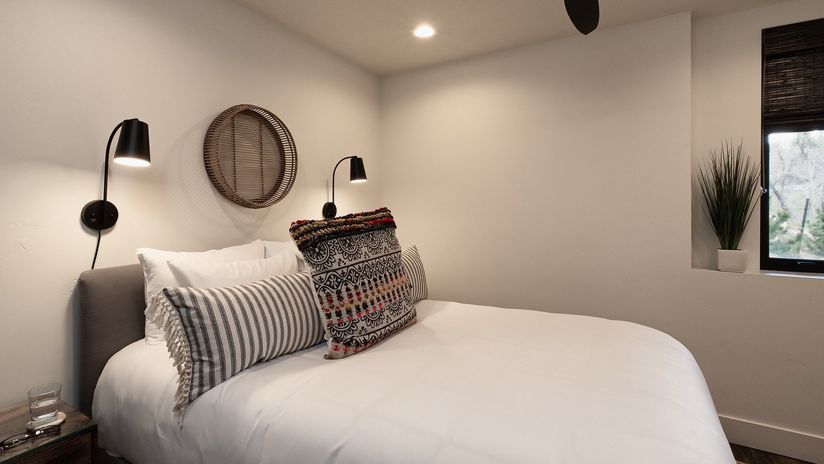 Queen suite, lower level