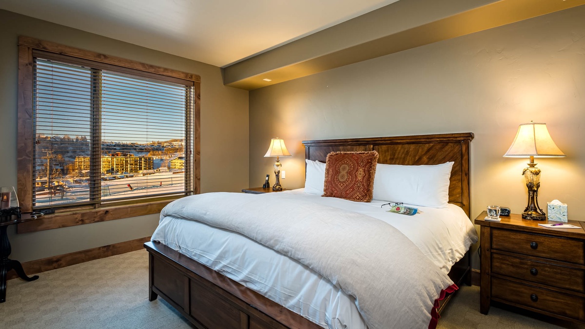 Bedroom 1, Main Level - Primary king bedroom