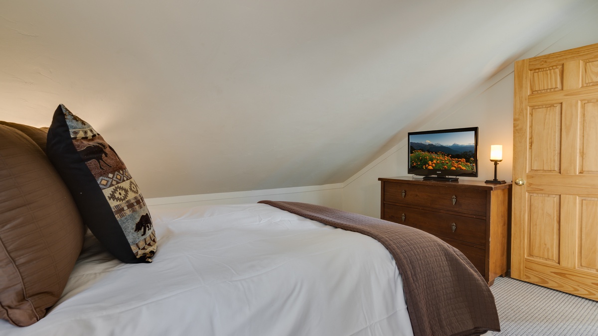 Bedroom 3, Upper Level - Queen suite