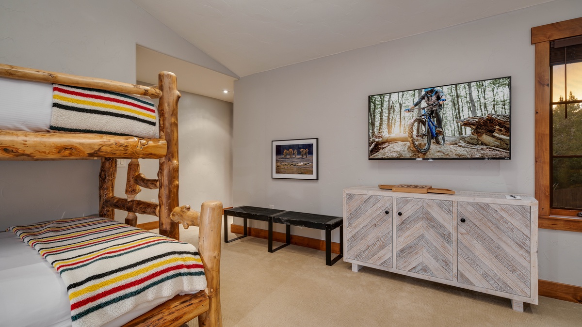 2 Twin/Full bunk bedroom on upper level with TV