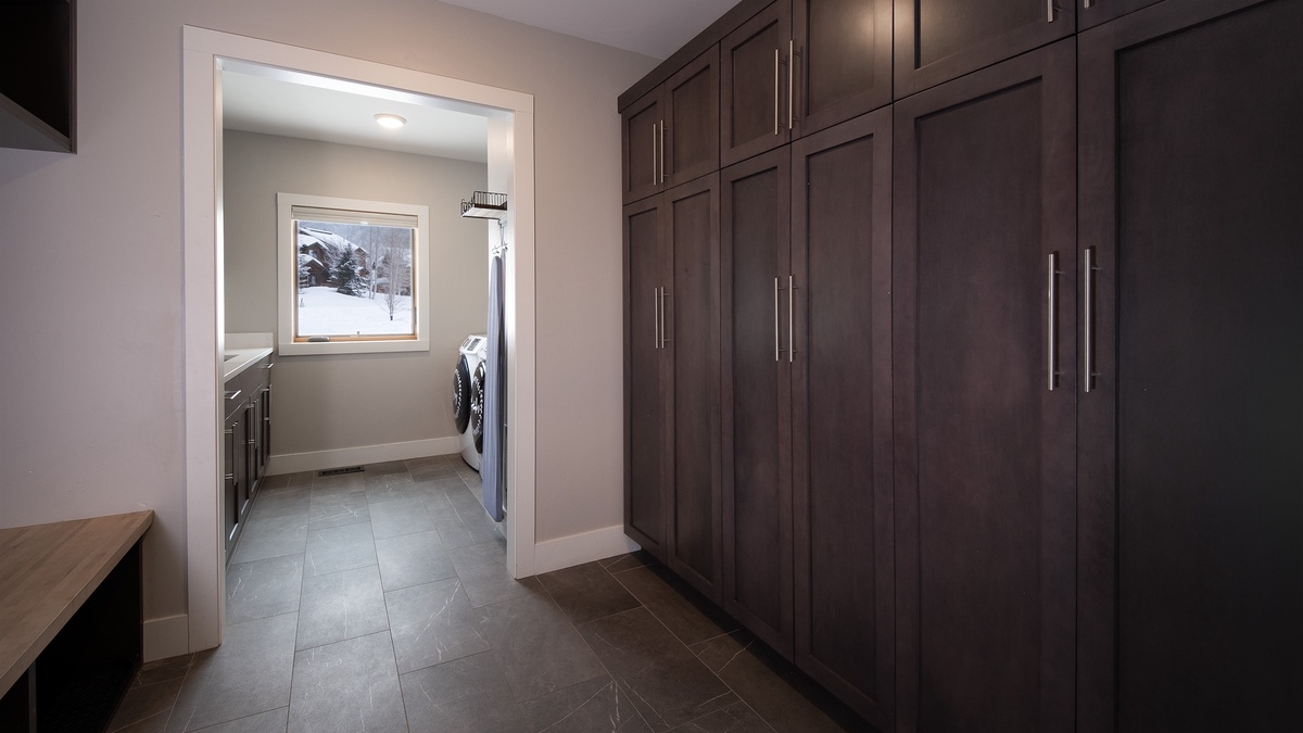Laundry & Ski Locker Mudroom, Mid-Level