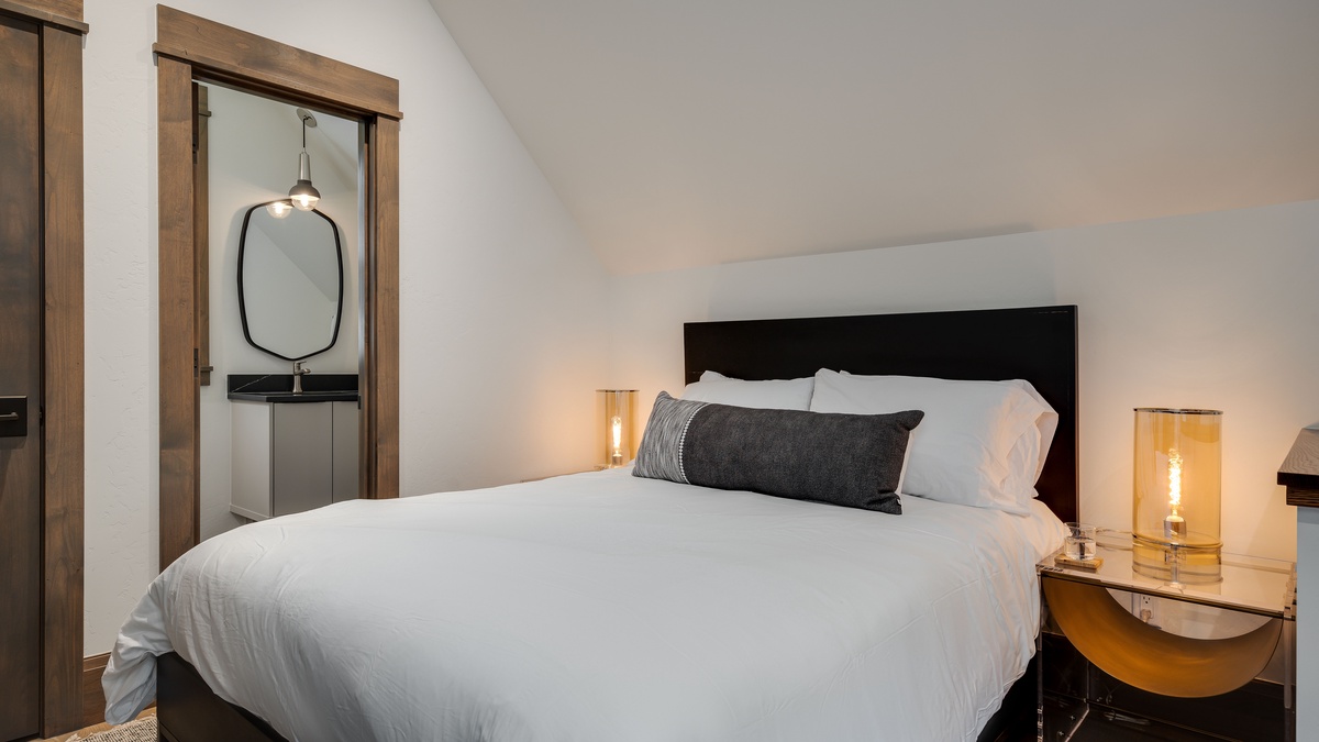 Bedroom 2, Upper Level - Queen suite on upper level