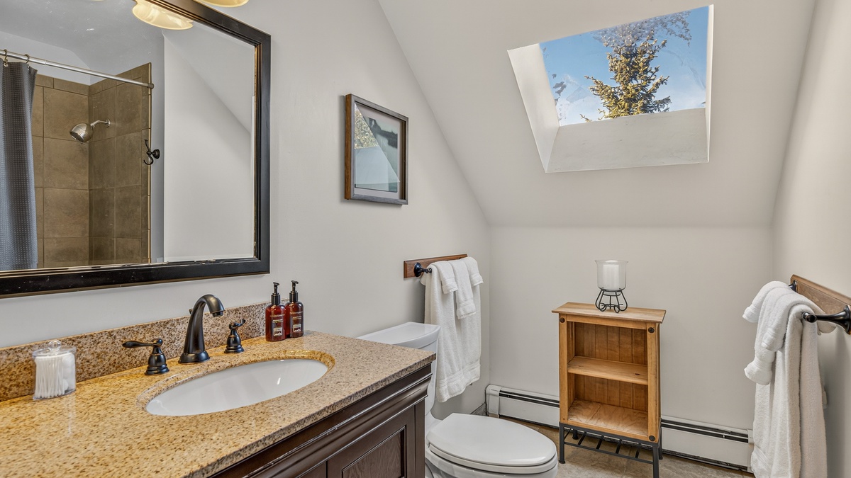 Raven's Call bath upper level