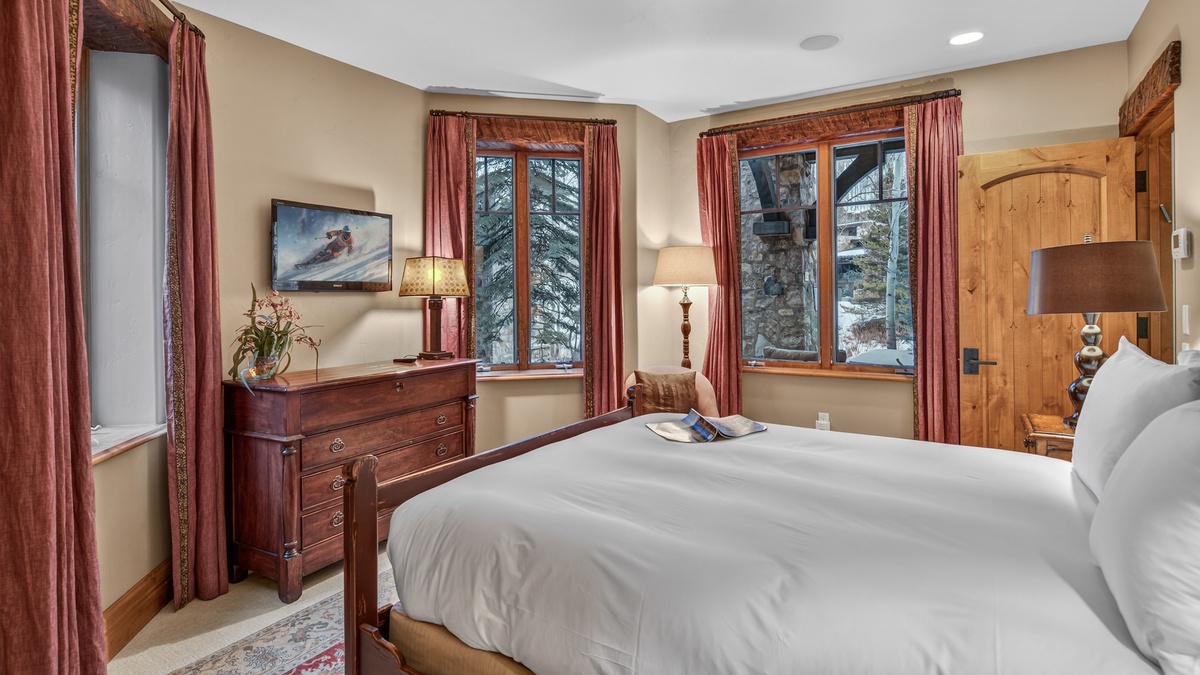 Bedroom 3, Lower Level - Queen bed