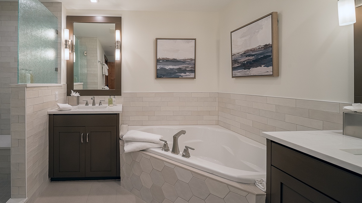 Bedroom 2, Main Level - Ensuite with soaking tub