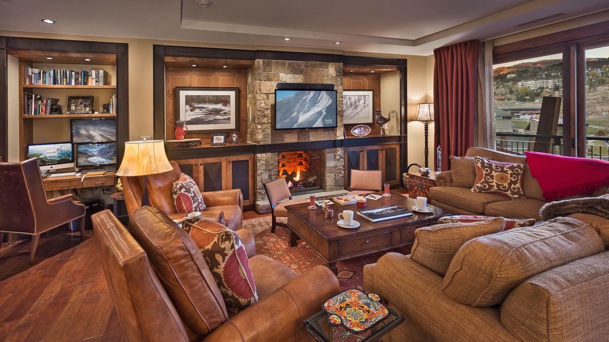 Great Room, Main Level - Gas fireplace and leather seating