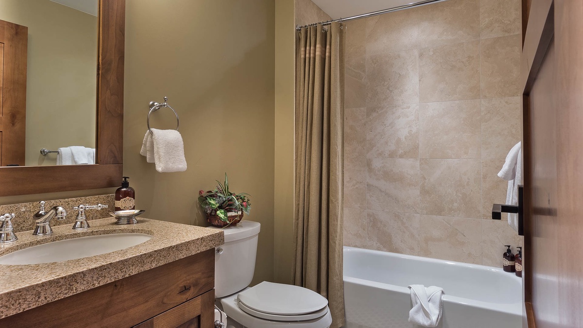 Shared Bathroom, Main Level - Hall bath adjacent to Bedroom 4