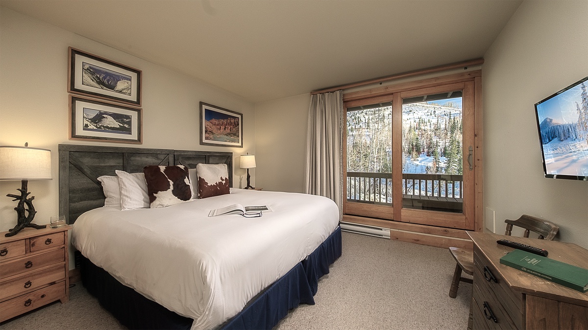 Bedroom 3, Lower Level - King bed or two XL twin beds with views