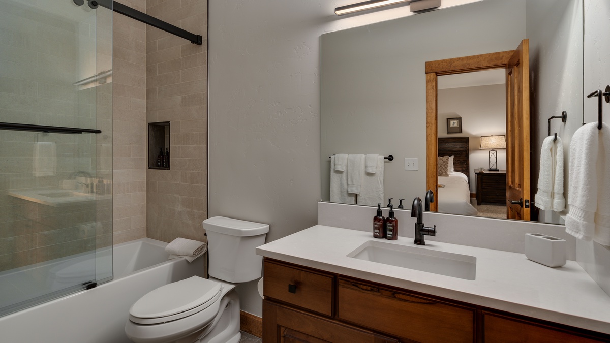 Bedroom 3, Upper Level - Second queen ensuite on upper level