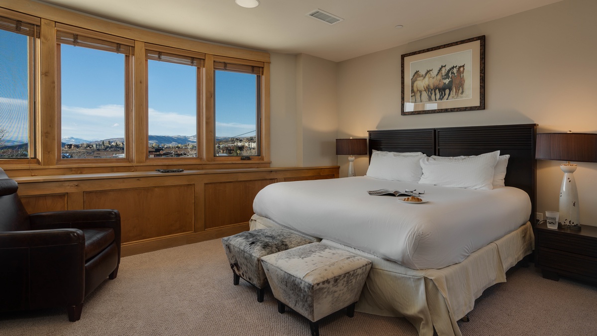 Bedroom 2, Mid-Level - Split king or 2 XL twin beds