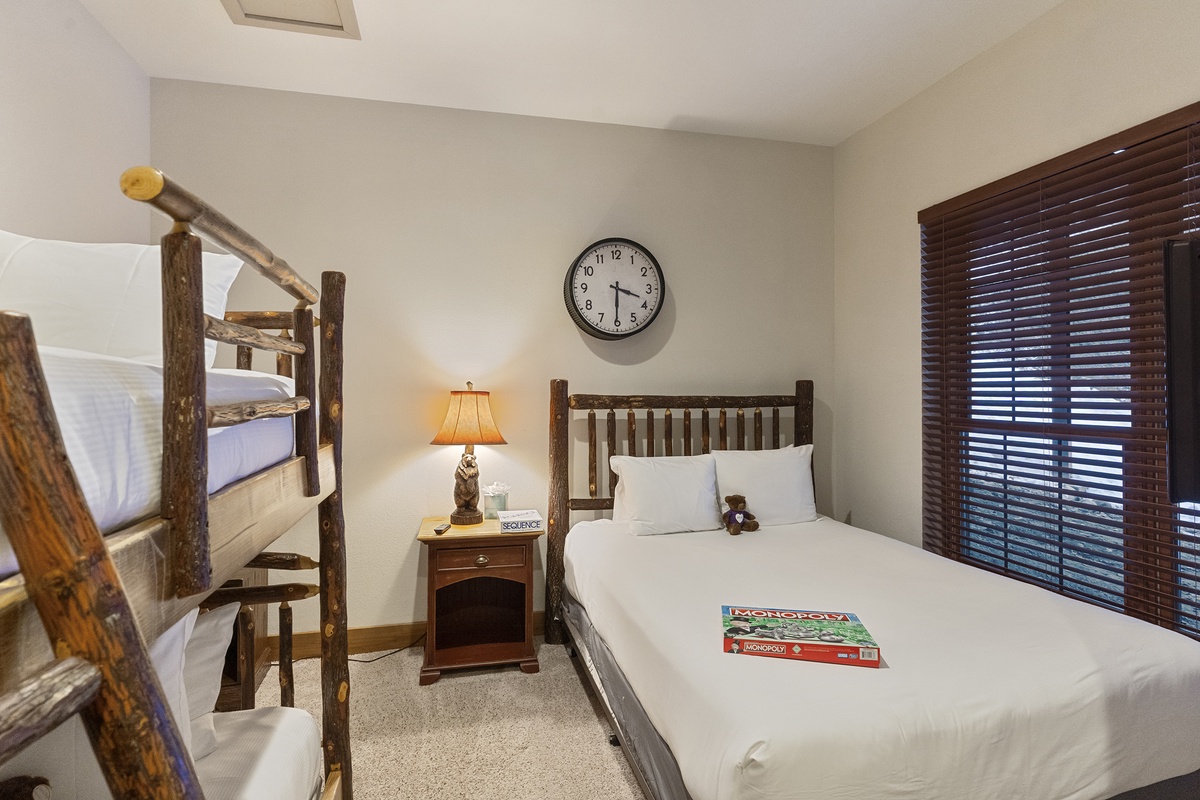 Apex Lodge South Side Bunkroom 3 Lower Level