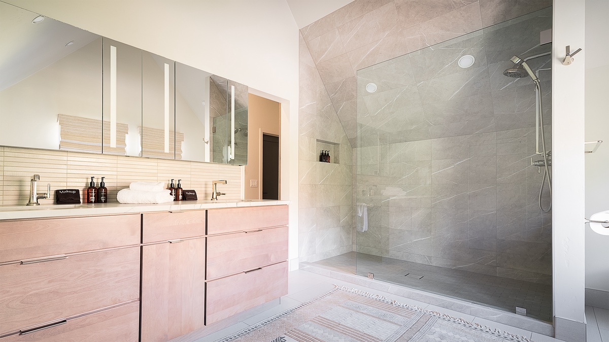 Bedroom 1, Upper Level - Primary ensuite