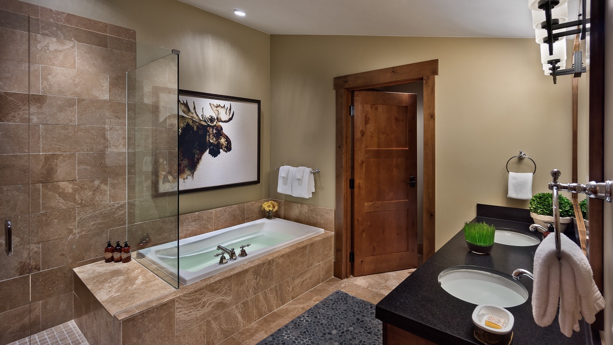 Bedroom 3, Main Level - Ensuite with soaking tub