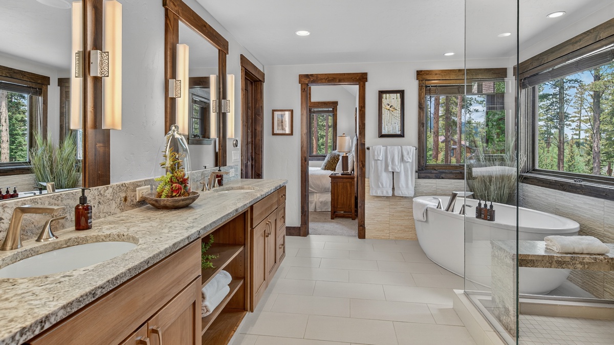 Bedroom 1, Main Level - Primary ensuite