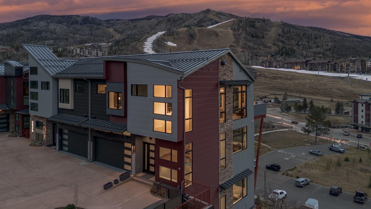 Nocturne View, Exterior