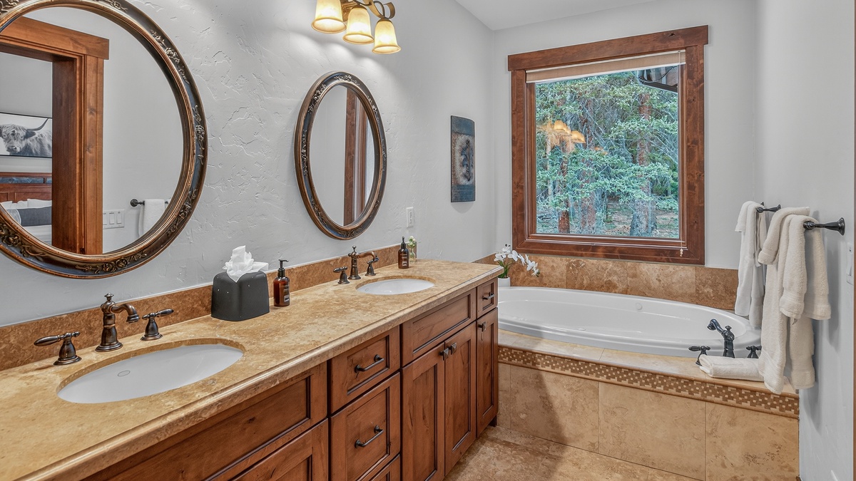 Bedroom 1, Main Level - Primary king ensuite