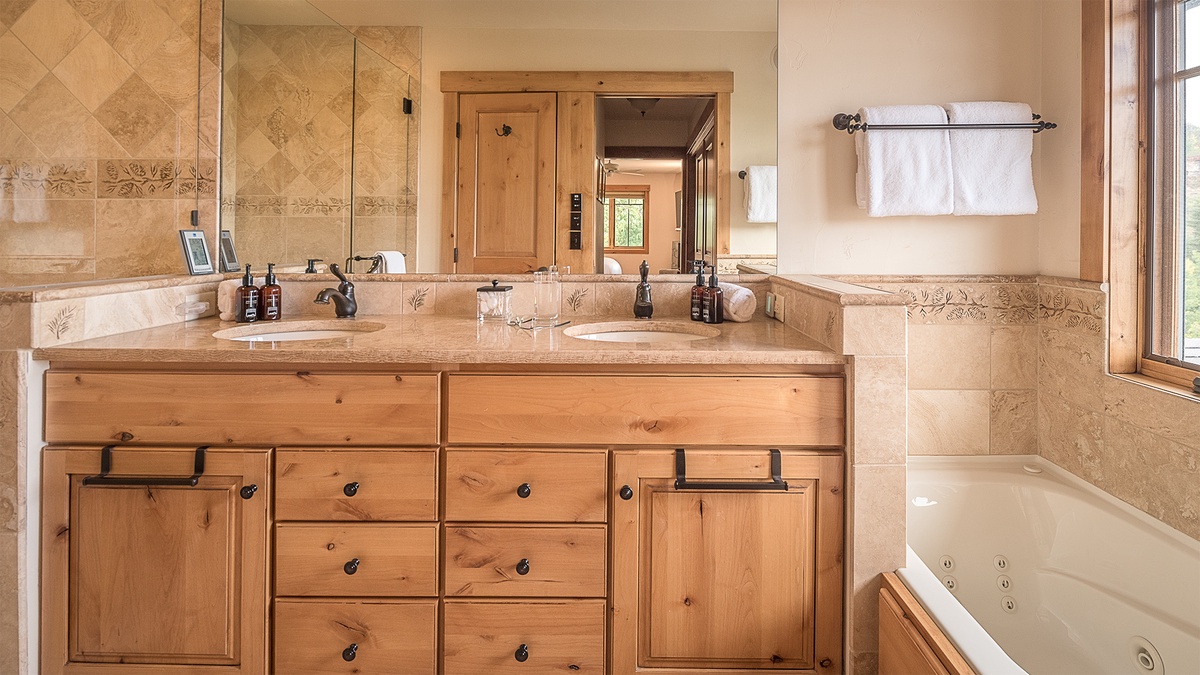 Bedroom 1, Upper Level - Primary ensuite