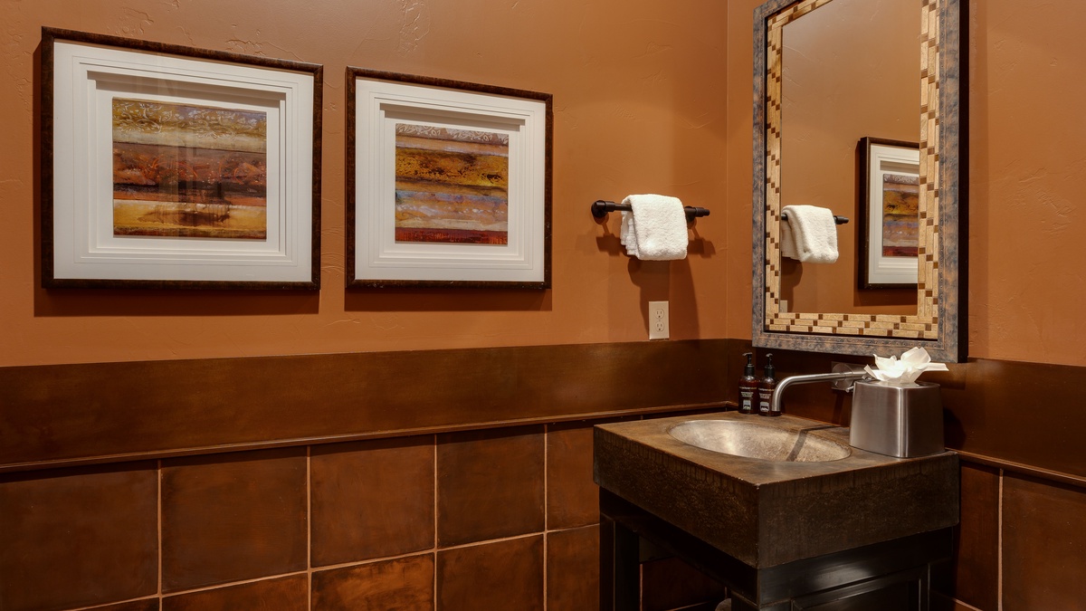 Powder Bath - Main Level