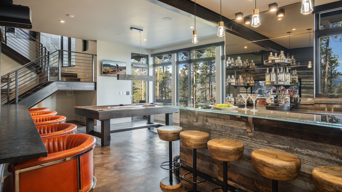 Family room bar and billiards