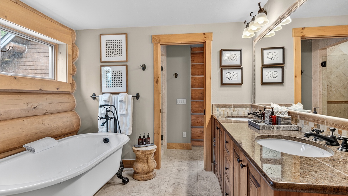 Bedroom 1, Main Level - Primary ensuite