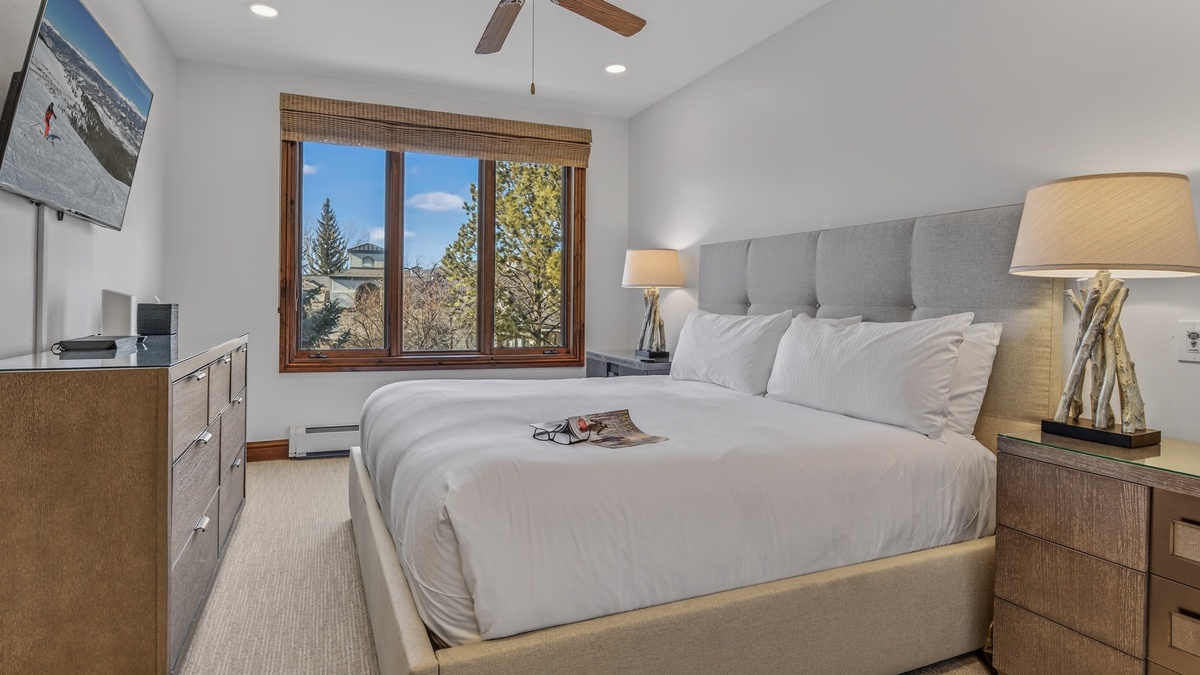 Bedroom 1, Upper Level - Primary king bedroom