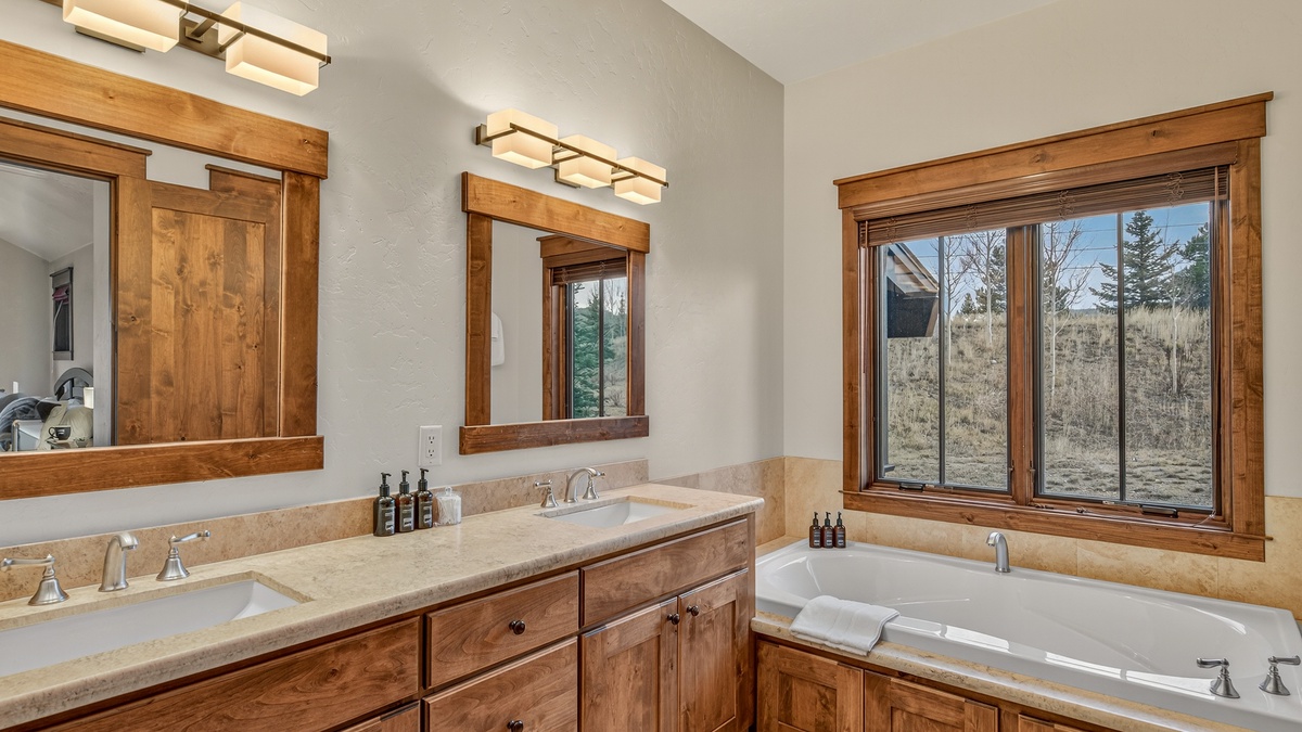 Bedroom 1, Main Level - King ensuite