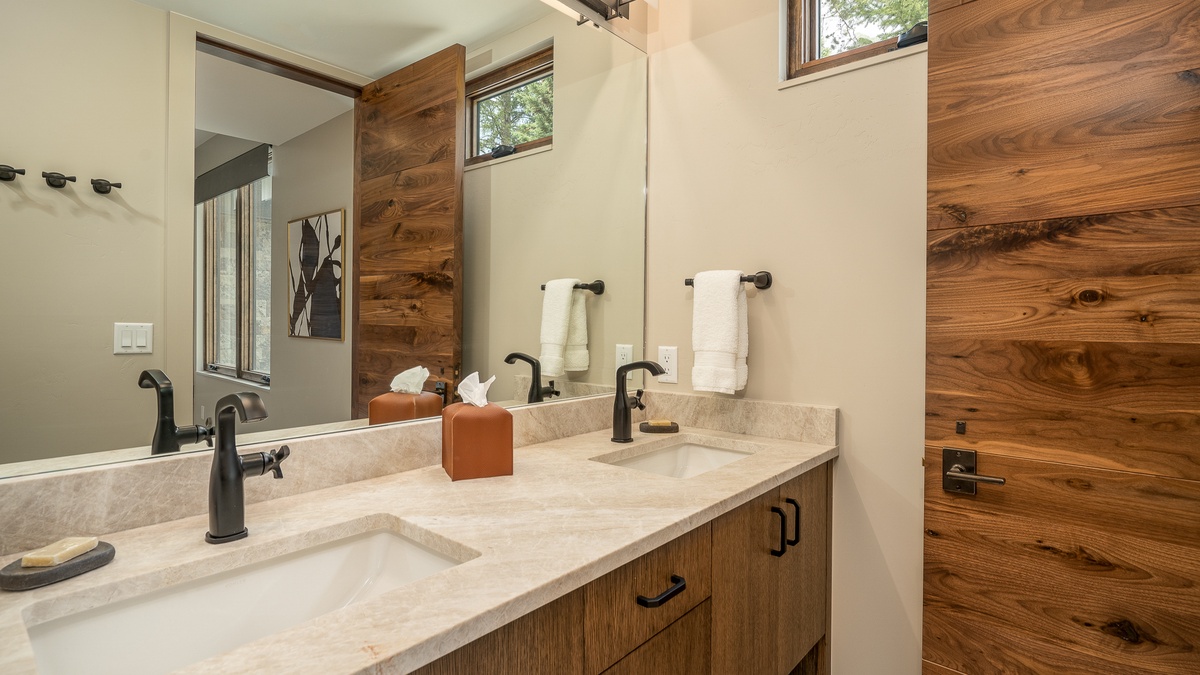 Bedroom 4, Upper Main Level - Family suite ensuite