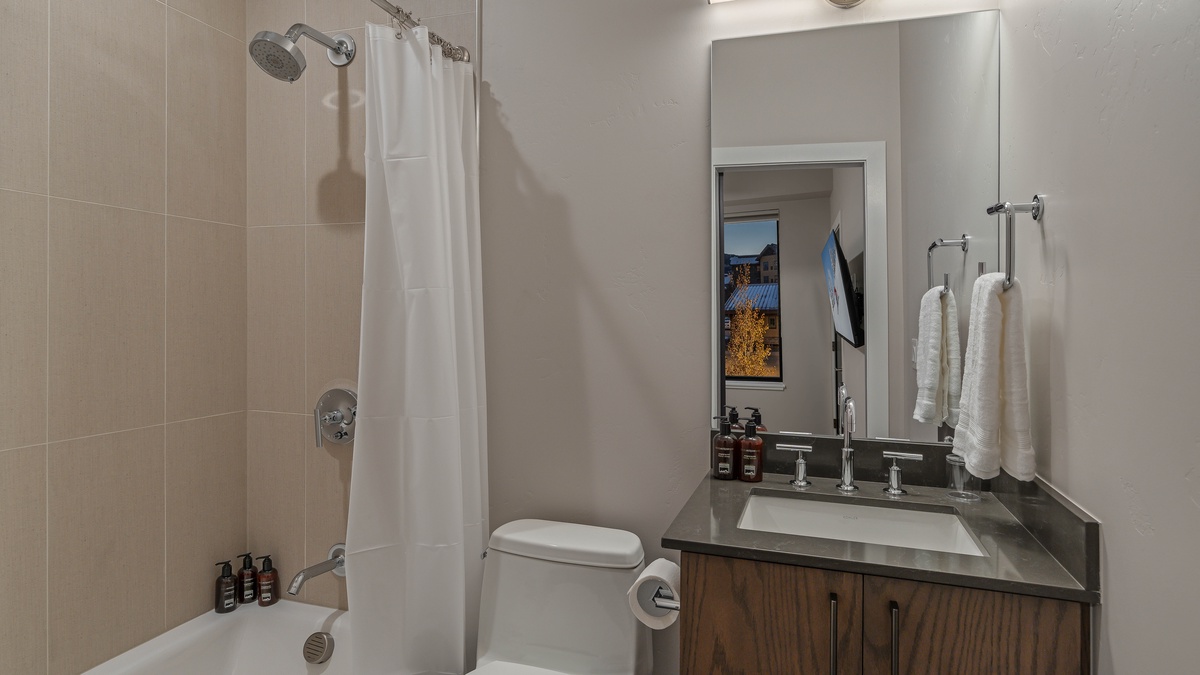 Bedroom 4, Lower Level, Kingdom House - Queen ensuite