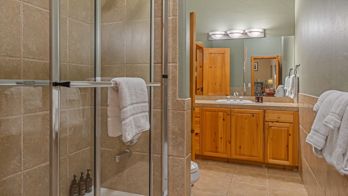 Bedroom 5, Lower Level - Shared bathroom, ensuite for bunk room