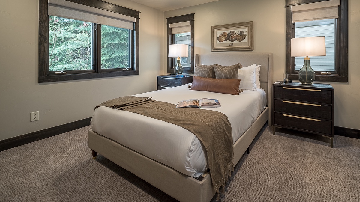 Bedroom 4, Lower Level - Queen bedroom