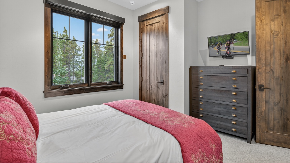 Bedroom 3, Mid-Level - Queen Suite