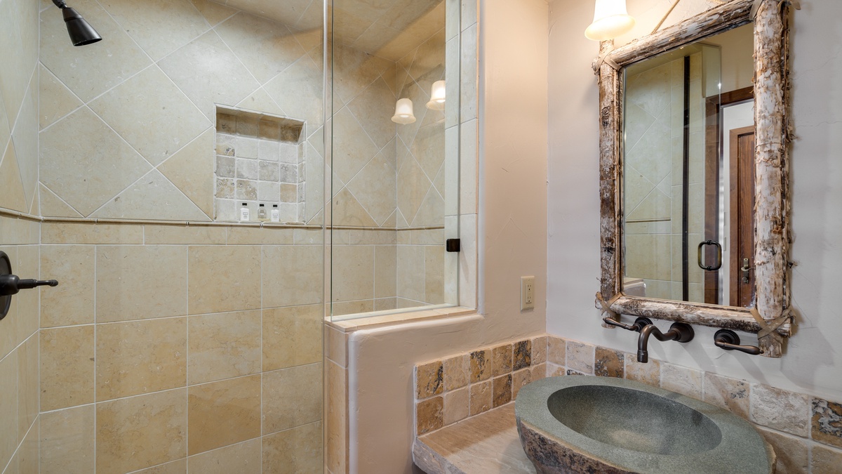 Bedroom 5, Upper Level Queen suite 2 bath