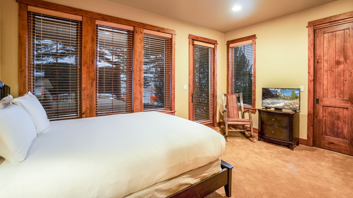 Bedroom 3, Lower Level - Queen bed