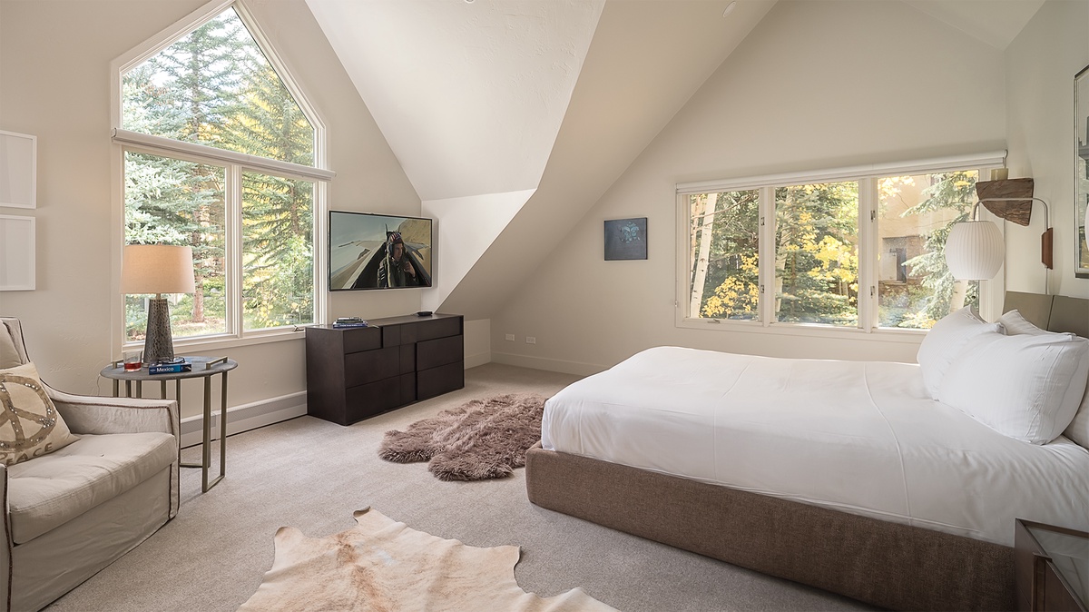 Bedroom 1, Upper Level - Primary King suite