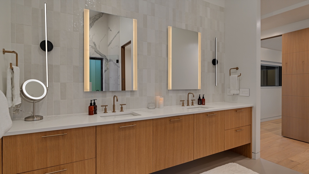 Bedroom 1, Upper Level - Primary ensuite