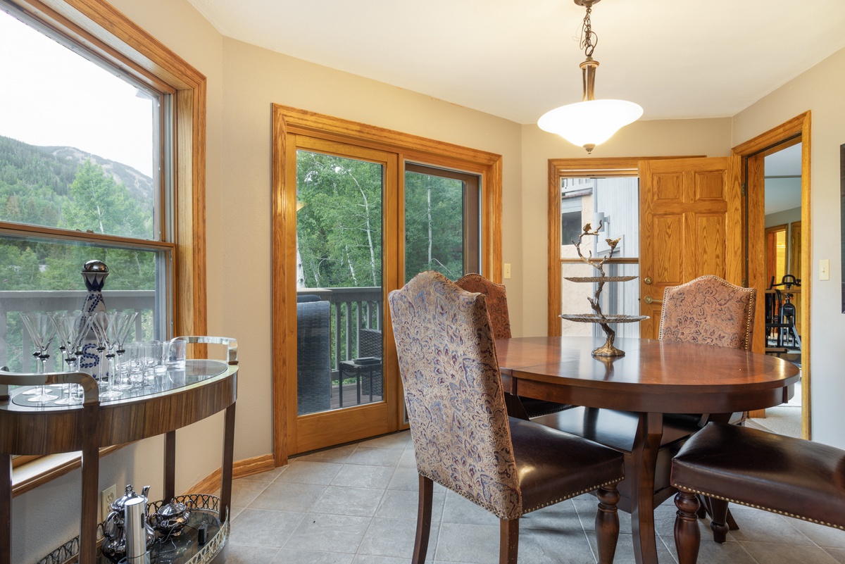 Apartment, Lower Level - Dining/bar area in the lower-level apartment