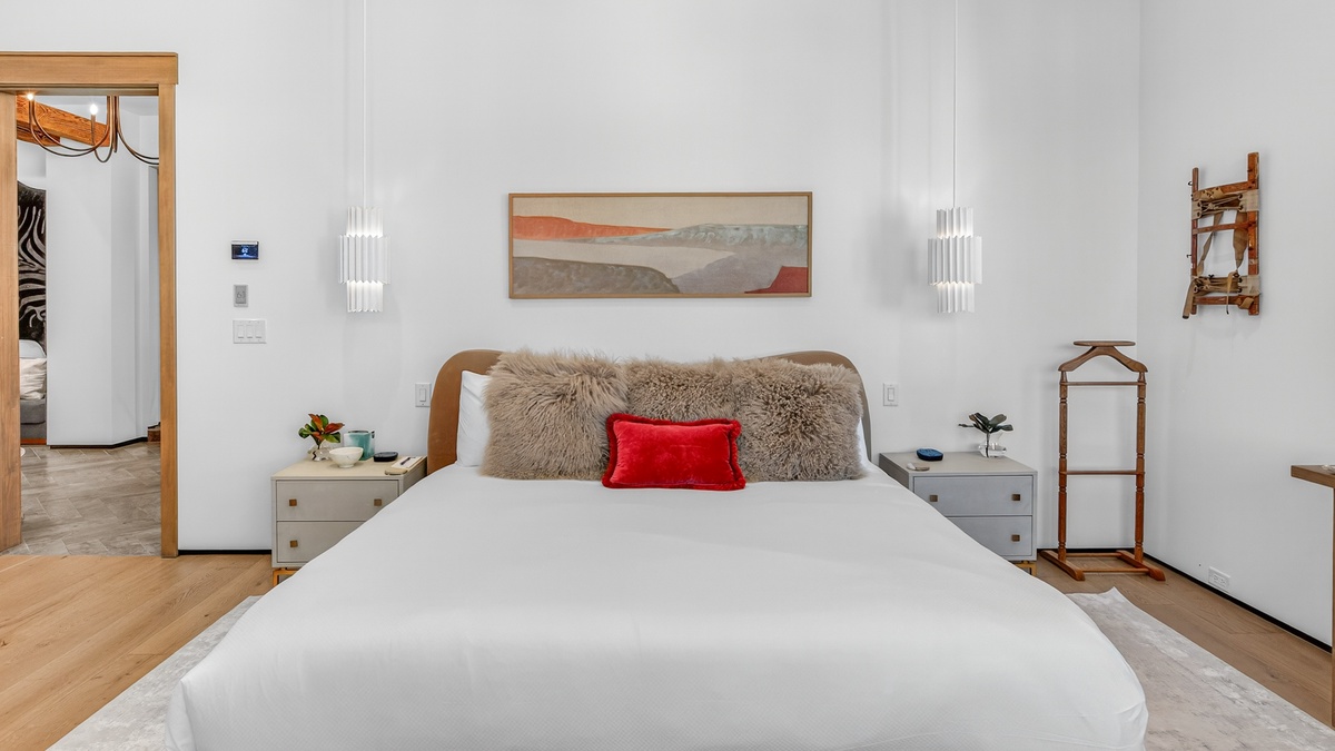 Bedroom 1, Main Level - Primary king suite