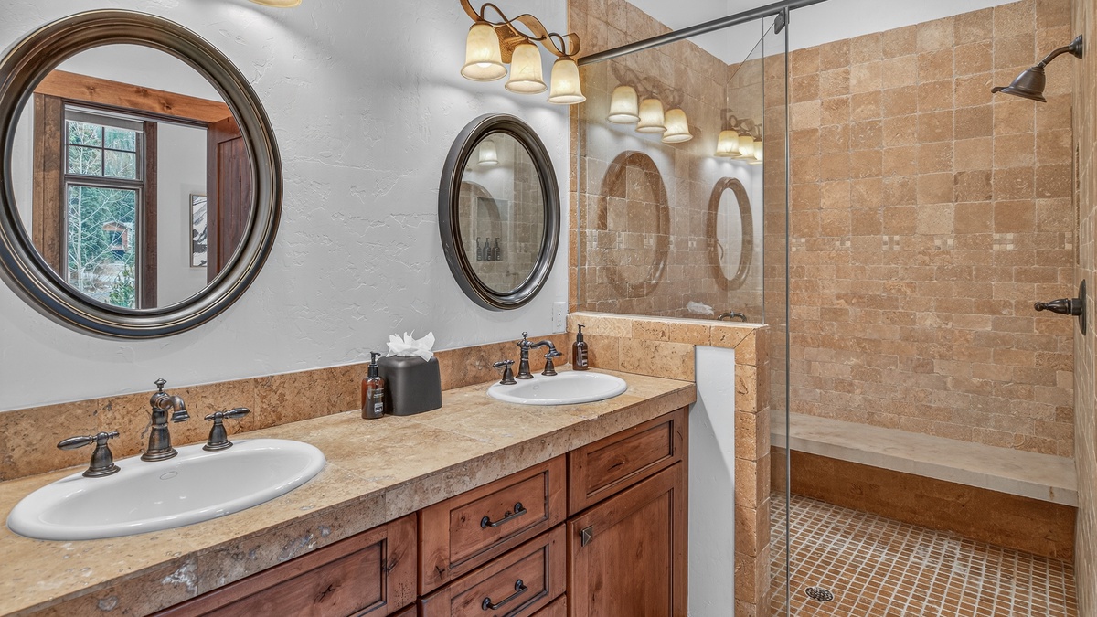 Bedroom 2, Upper Level - King ensuite