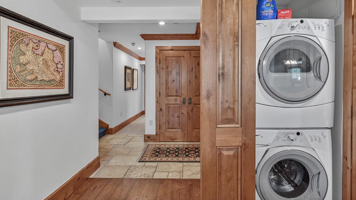 In unit Laundry, Main Level