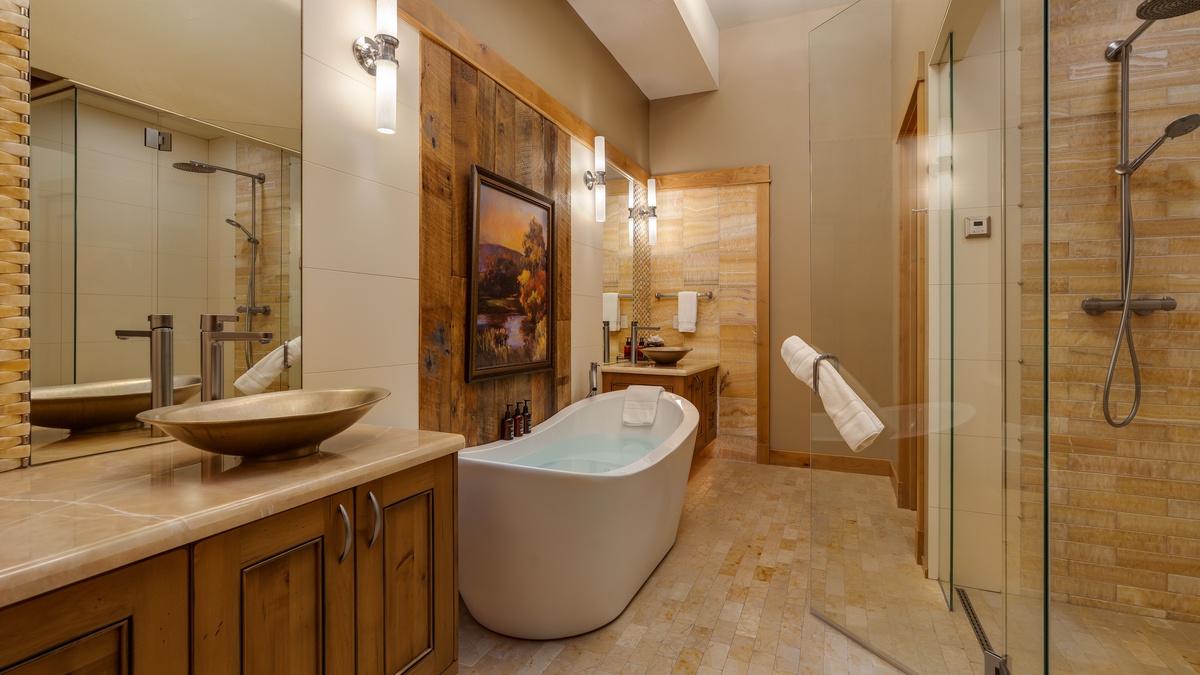 Bedroom 1, Main Level - Primary ensuite