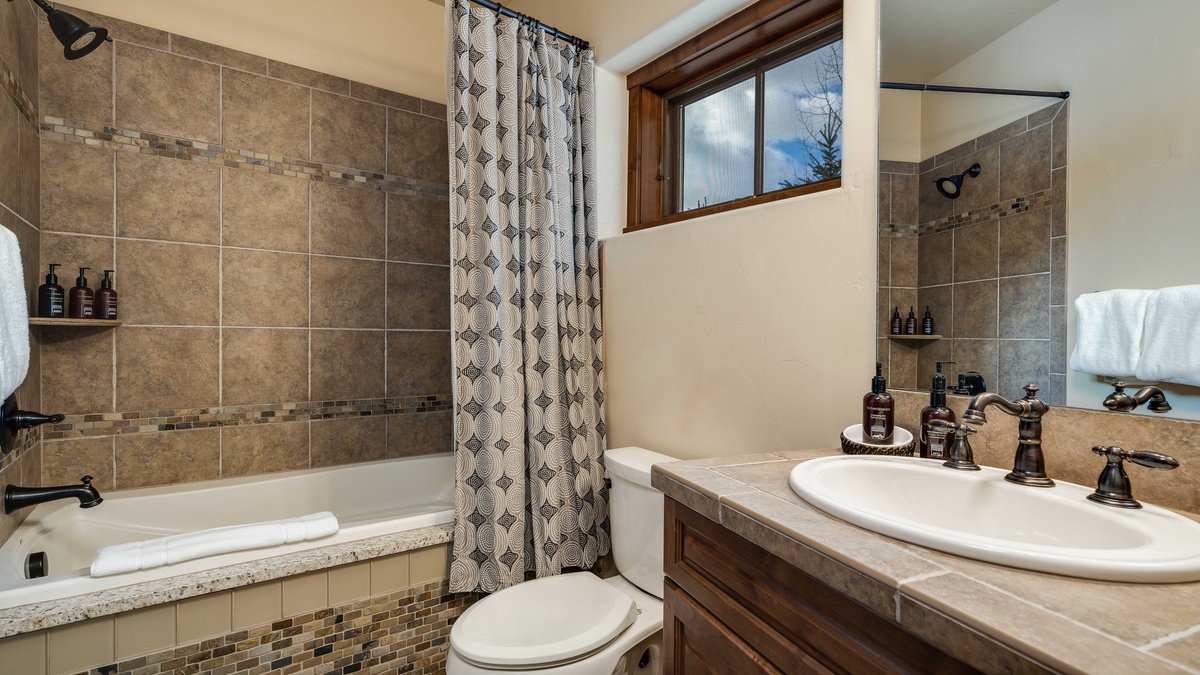Chalet Beliza - Lower king en suite bathroom