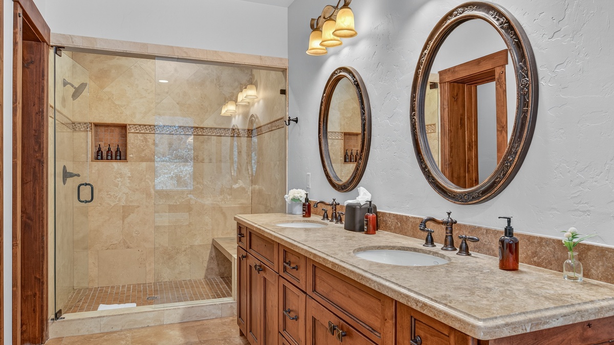 Bedroom 1, Main Level - Primary king ensuite